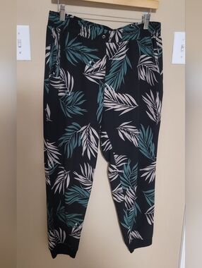 💜2 for $10💜 Bundle and save Black Tropical Leaf Cropped Pants